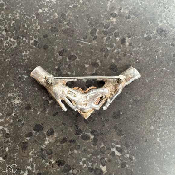 Unique artisan-made pin with gold heart held by two silver hands - Picture 8 of 15